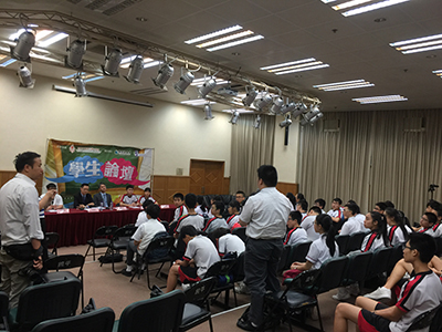 司法警察局人員解答學生問題s