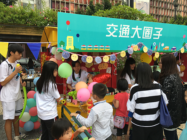 1本校參加交通安全嘉年華2016年10月30日其中的交通大圈子為本校攤位期望藉著遊戲向全澳市民發放交通安全訊息s