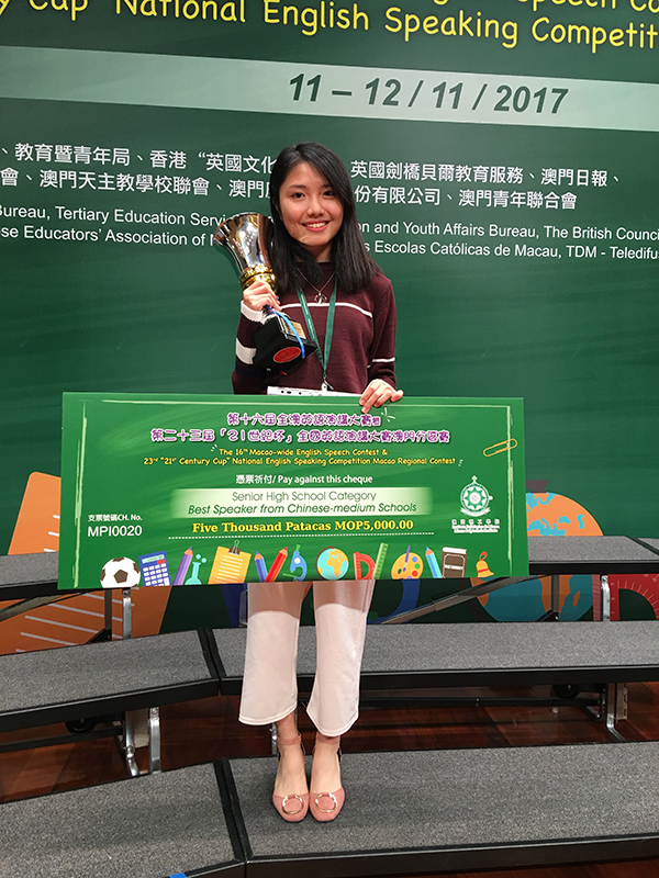 1. 李月明同學喜獲中文中學最佳演講獎s