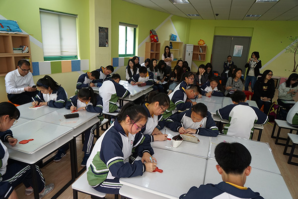 3 我校老師到杭州師範大學東城實驗校觀摩初二班務課s
