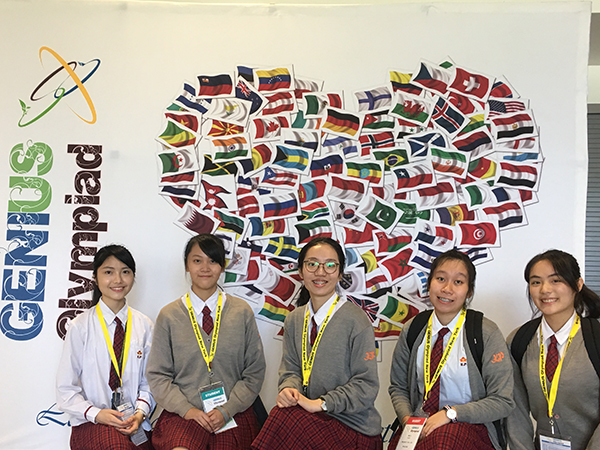 五位學生比賽場地校服留影s