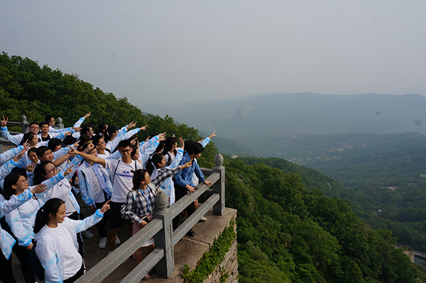 遊覽花果山國地質地園 青年對未來的遠眺s
