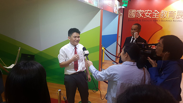 初二級蔡東霖接受中央電視台採訪s