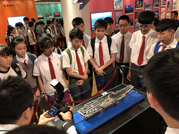 高一級學生觀看航母模型展示s