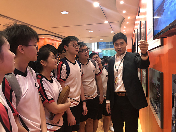 高二級學生認真聆聽導賞員介紹s