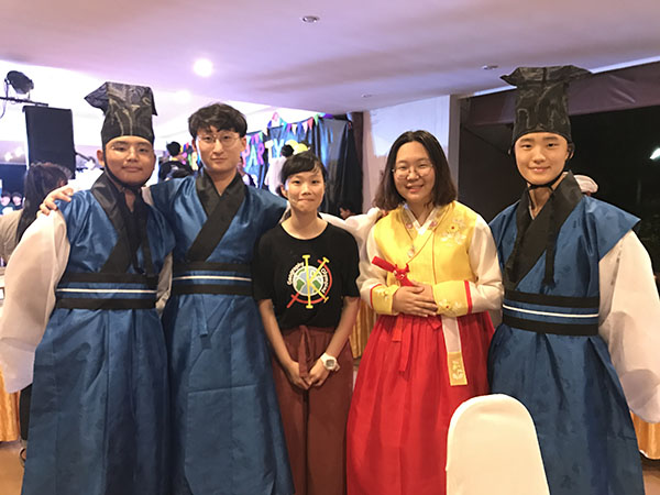 劉潔儀與韓國隊合照s