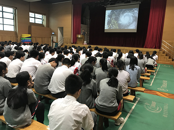 2 初二及初三級學生參與解讀颱風應對風暴潮及暴雨雷電齊齊防專題講座由氣象局派員主講s