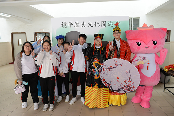 學生們在古裝體驗留影區跟華夏精靈合照s