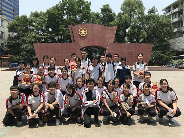 7 兩校學生在終點站團一大廣場留影s