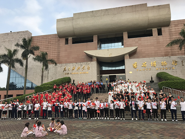 9 兩校學生與表演者進行戶外快閃我和我的祖國s