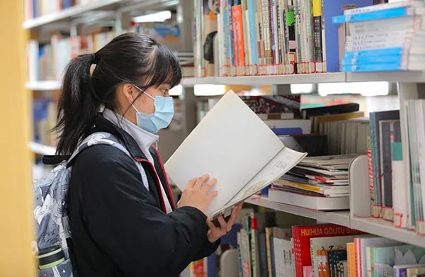 左上 鏡平中學師生們參觀鐵一中學圖書館s