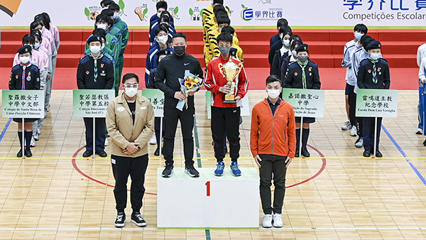 10 我校獲男d團體冠軍由教練吳志超及男d代表黃璟臻領獎 圖2s