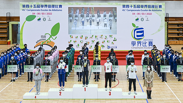 12 第四十五屆學界田徑比賽女b4x100接力第三名隊員包括初三李曉晴 梁雪瑤 何麗瑩 張恩喬 高頌茵及高一陳柳熹s