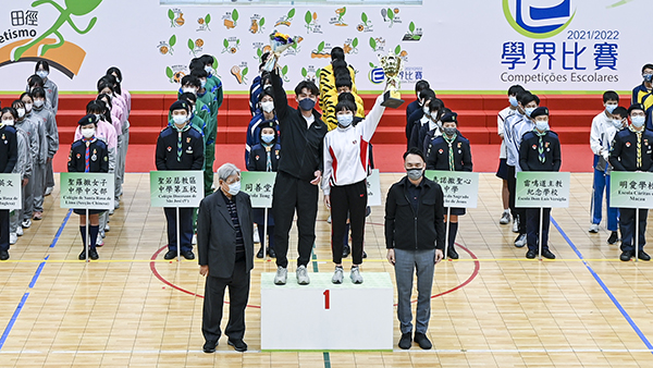 6 我校獲女a團體冠軍由教練劉勇及女a代表謝嘉茗領獎s