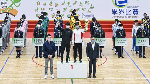 7 我校獲女b團體冠軍由教練馮萃晴及女b代表黃曉琳領獎 圖2s