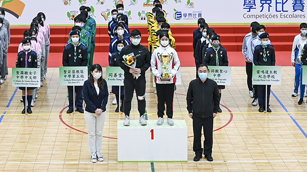 8 我校獲女c團體冠軍由教練馮嘉勁及女c代表李泳雯領獎01s