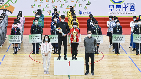9 我校獲女d團體冠軍由教練劉傑銘及女d代表楊樂欣領獎 圖1s