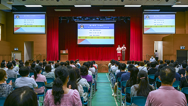 高二A歐陽毅能高二B劉映彤擔任高三級家長學生聯席會議司儀s