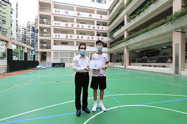 黎校長向劉同學頒發證書s