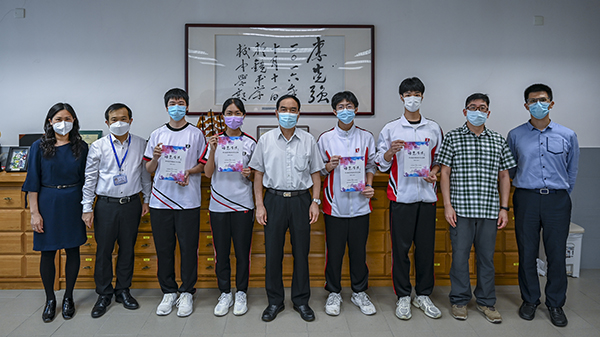 學校行政與高中組獲奬同學合照2s