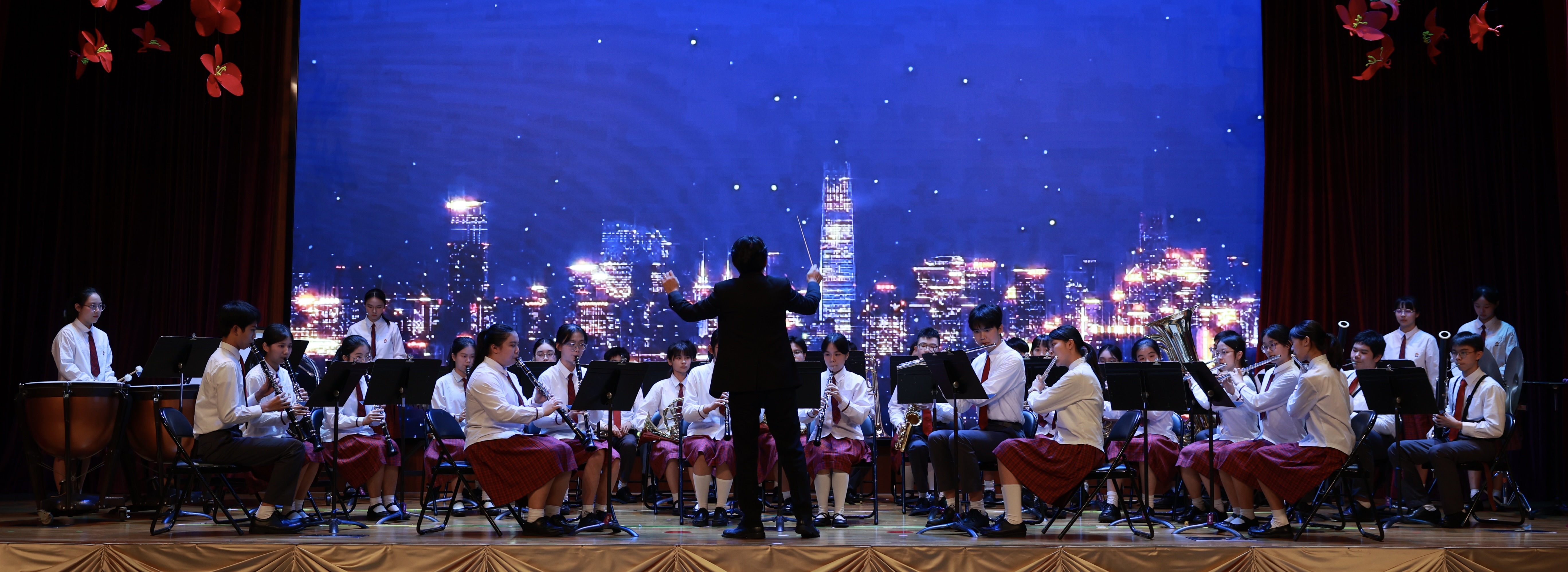 17學校管樂團演奏歌曲燈火裡的中國