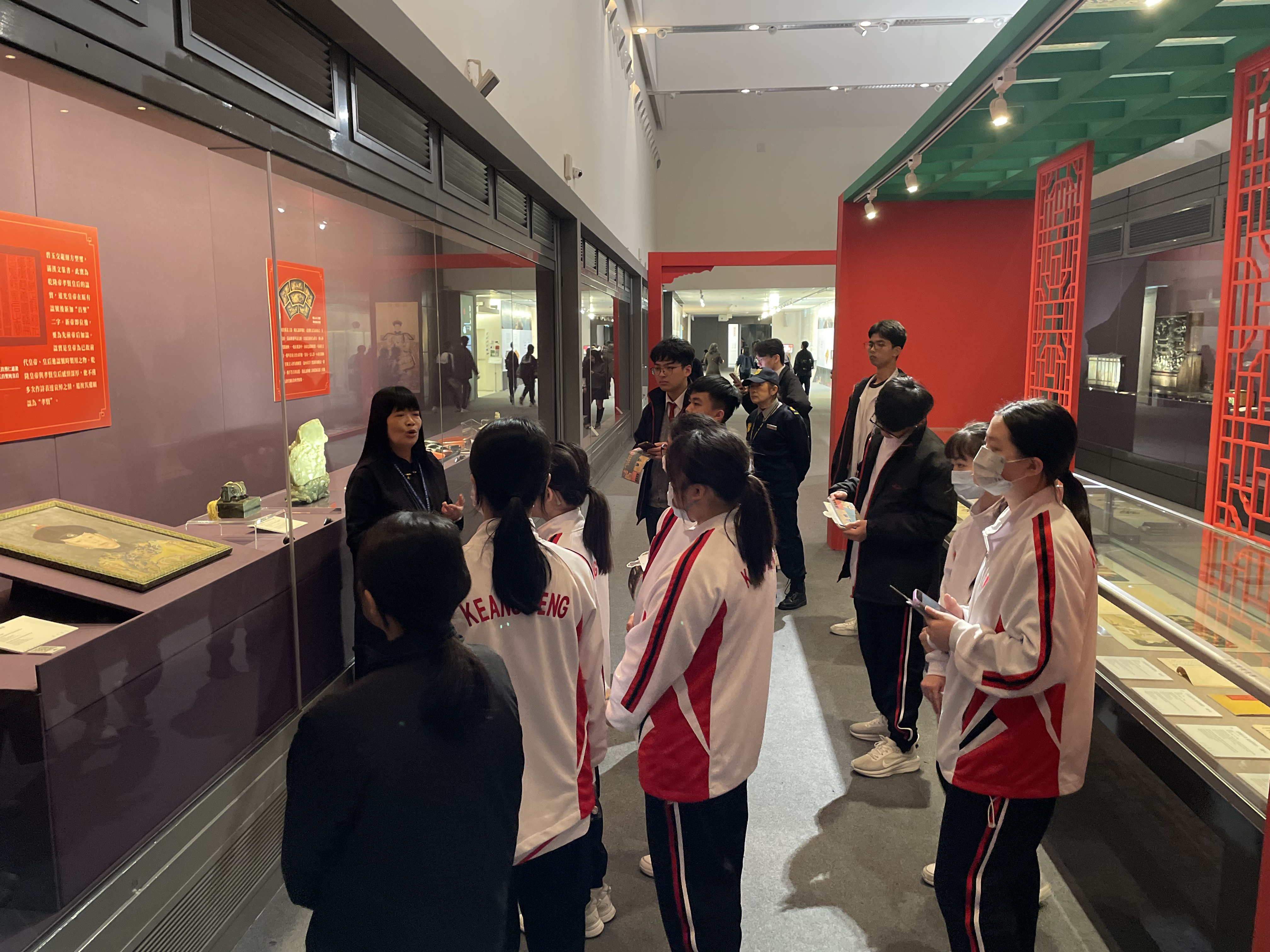20250214 03 學生們分兩組聆聽導賞員講解3