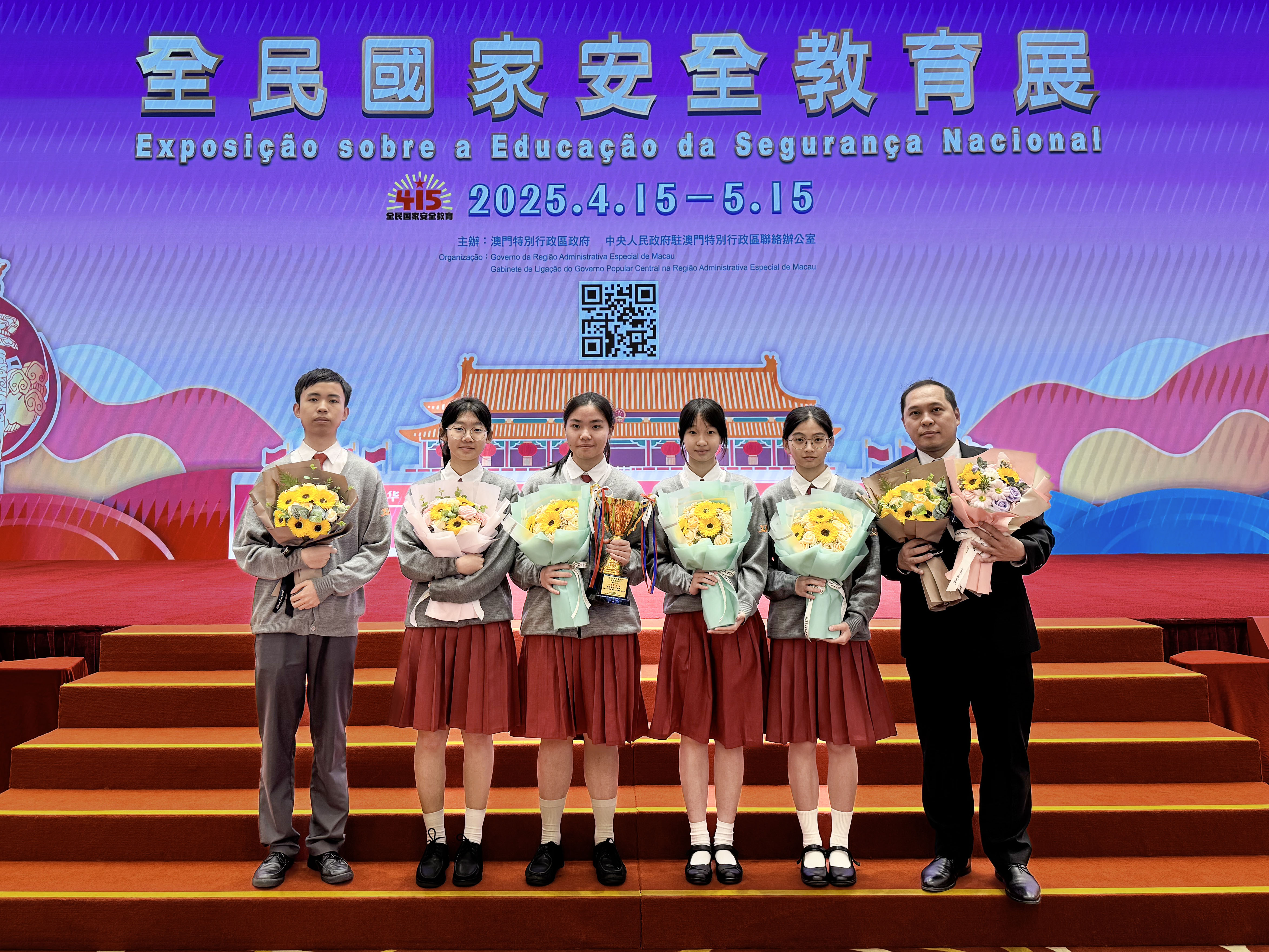 2025042808短視頻比賽一等獎兼冠軍獲獎同學與蔡鏢老師合照