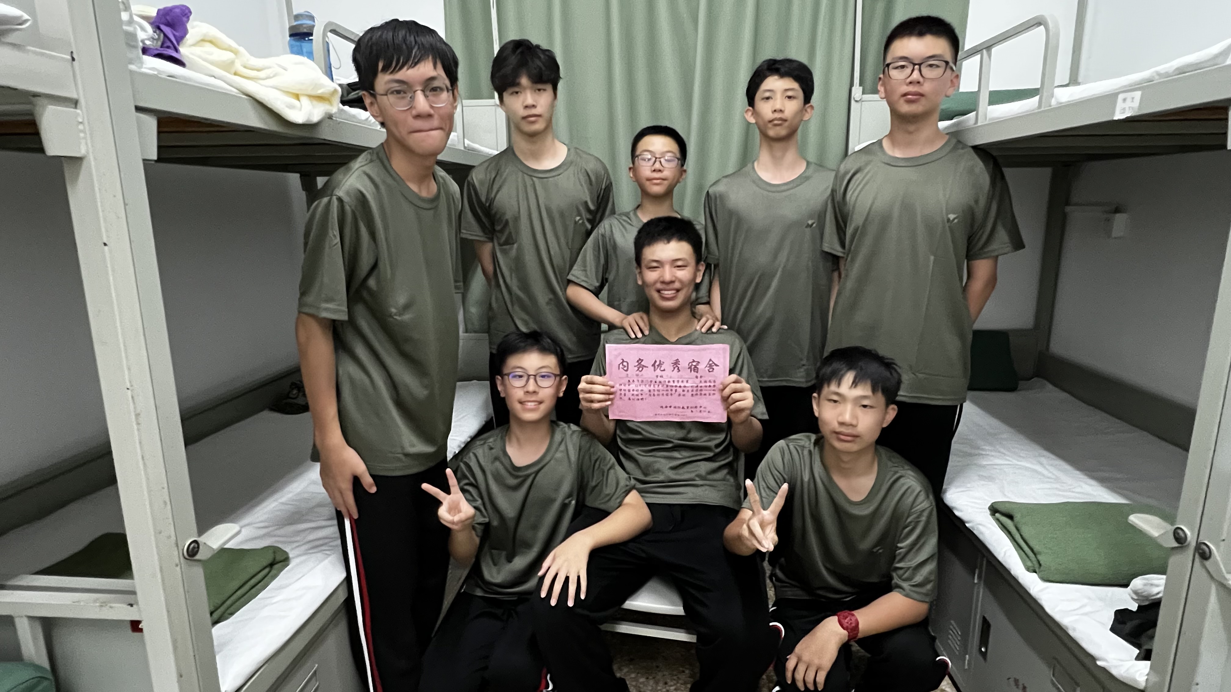宿舍內務整理是軍訓的必修課之一學生展示內務優秀宿舍的嘉許狀