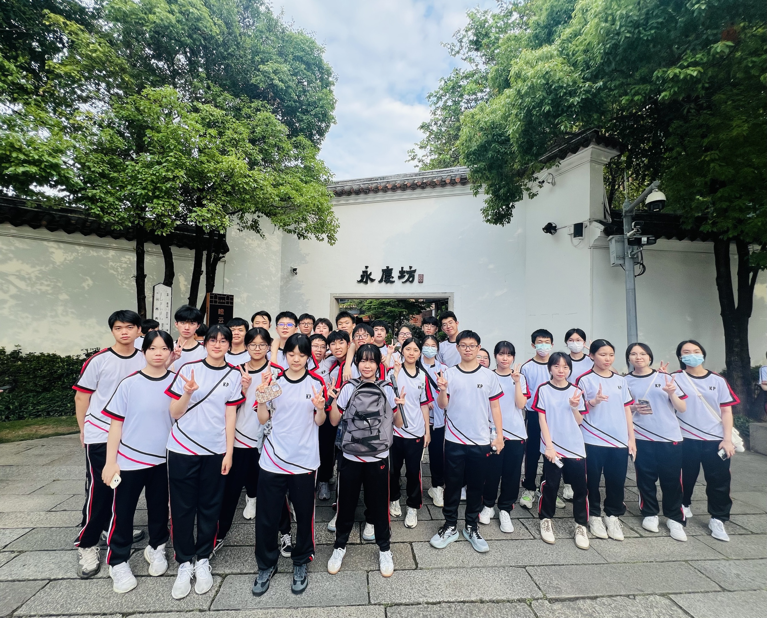 參觀廣州永慶坊學生體驗到人文古建傳統藝術和時尚潮流的融合