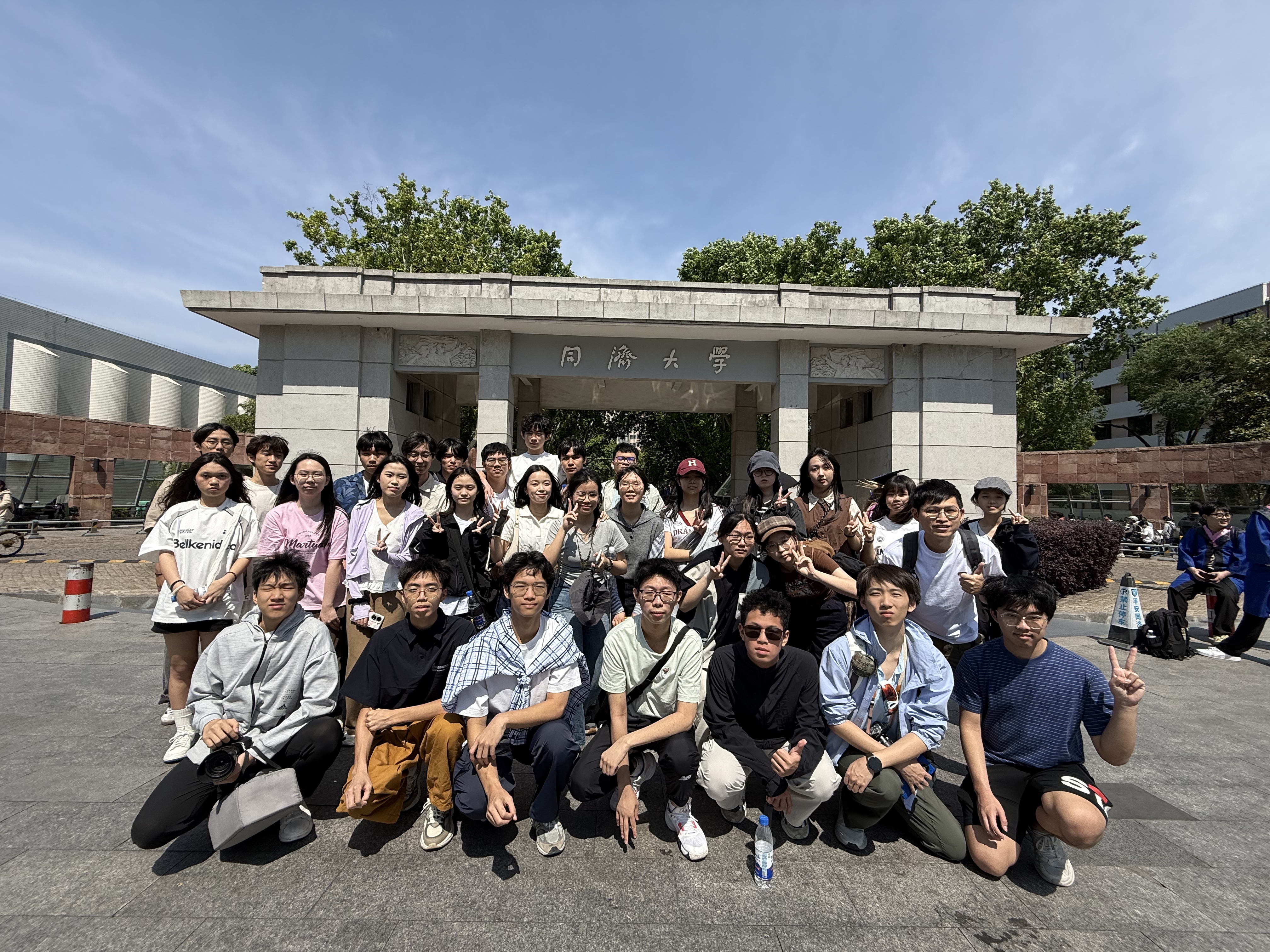 學生到同濟大學聆聽學長分享人工智慧前沿科技並在校門前合照留念