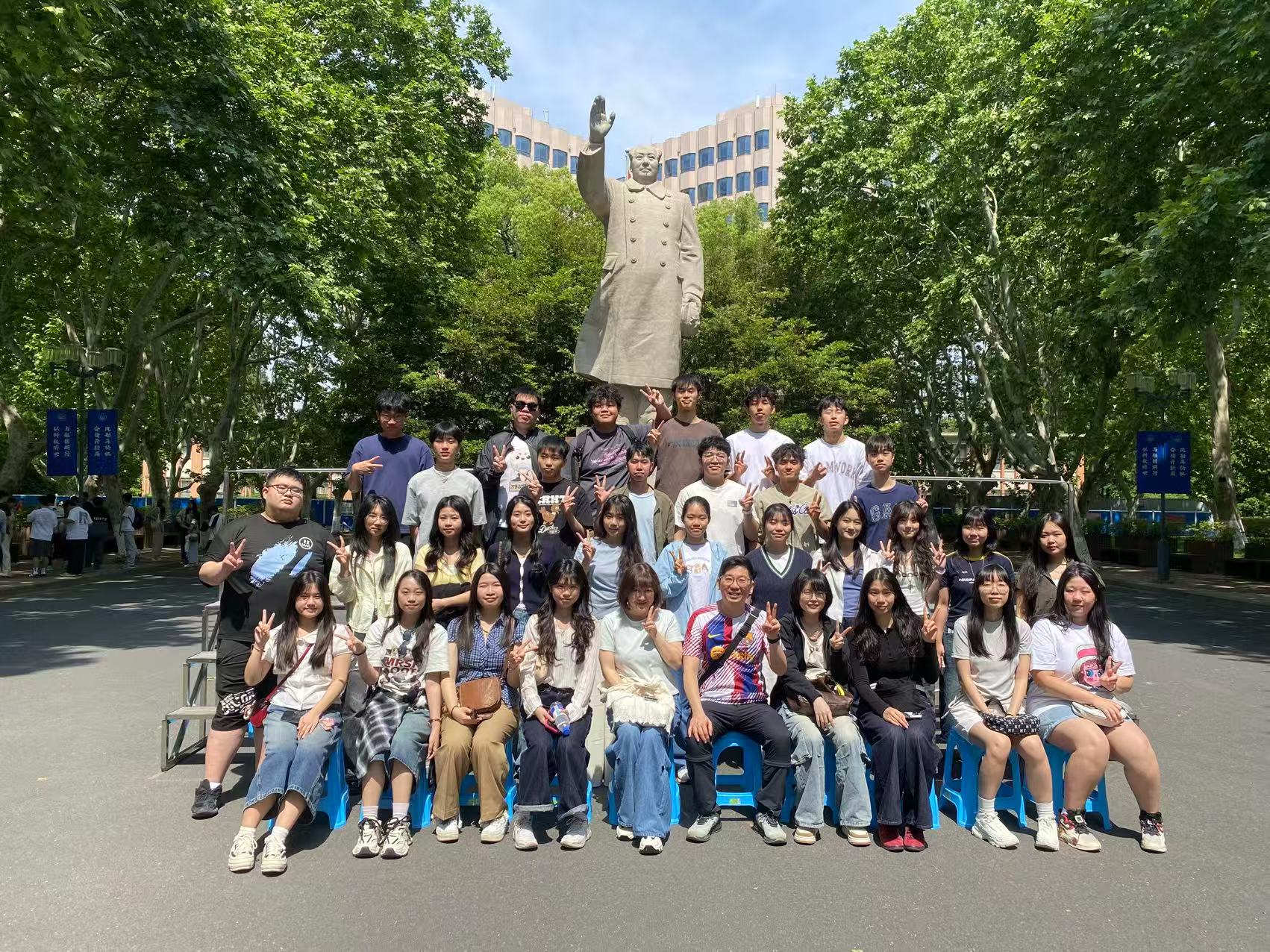 學生漫步同濟大學校園參觀特色建築與大學師生交流互動