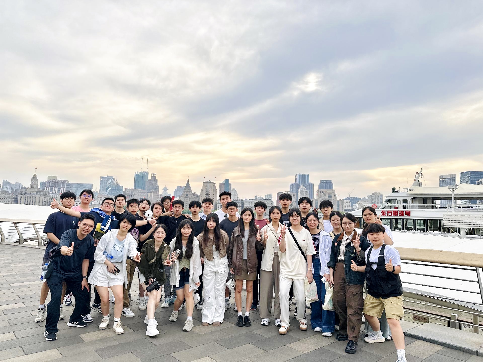 學生遊外灘切身感受上海的極致繁華與國際大都市的獨特魅力