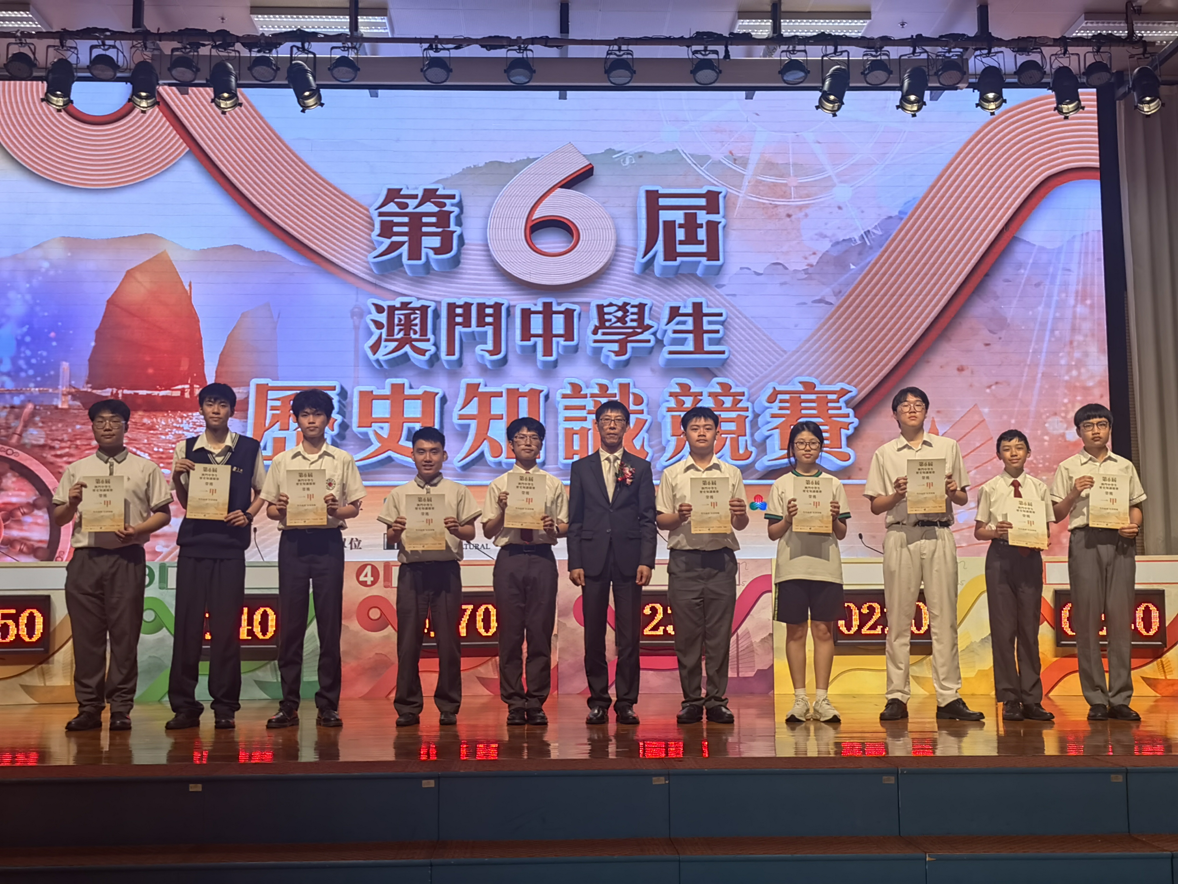 09立法會陳浩星議員與獲獎學生代表合照右二林浩仁右7黃俊鈞