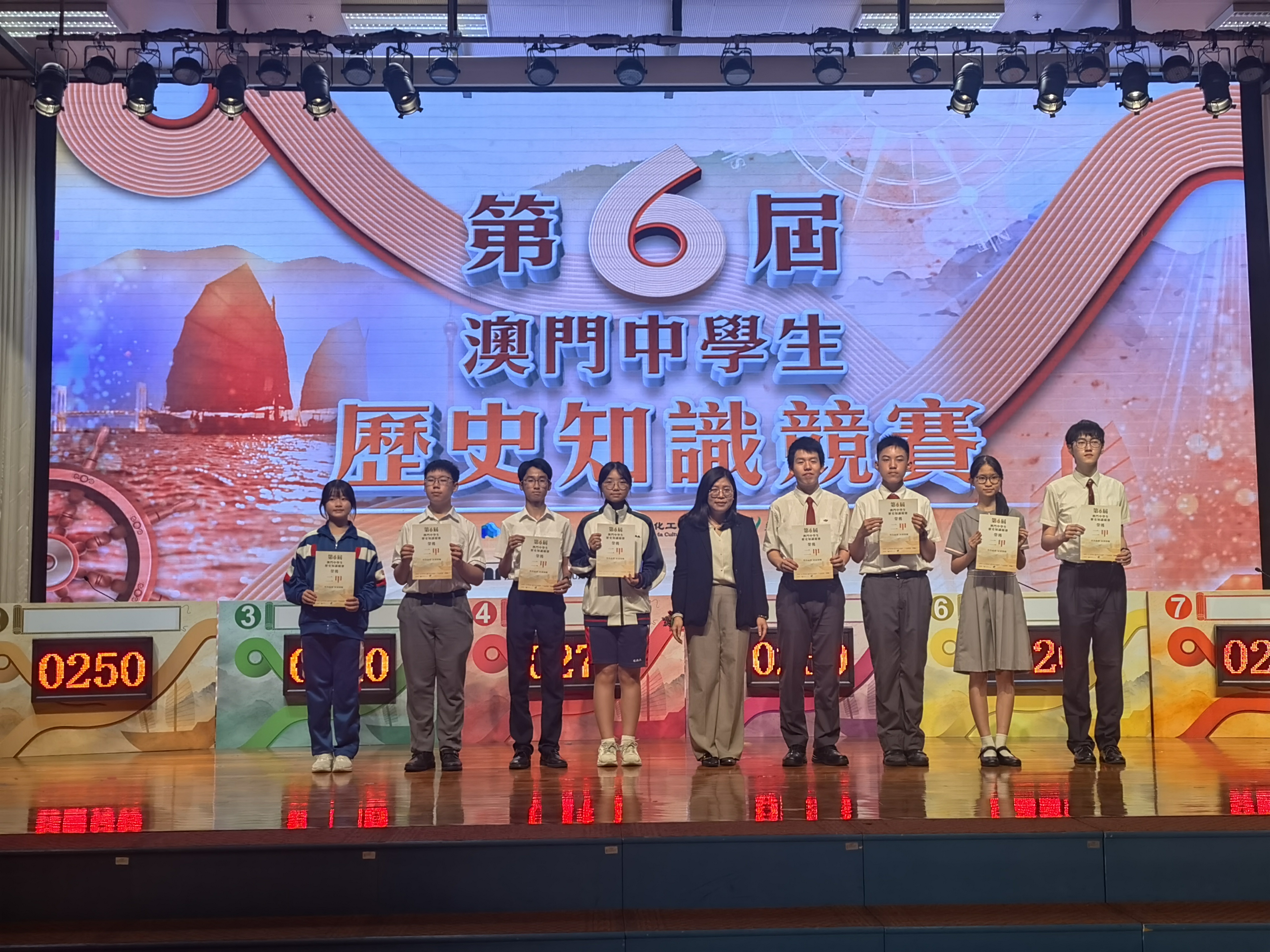10新青協梁倩文會長與獲獎學生代表合照右三梁浩漾右四黃銀傑