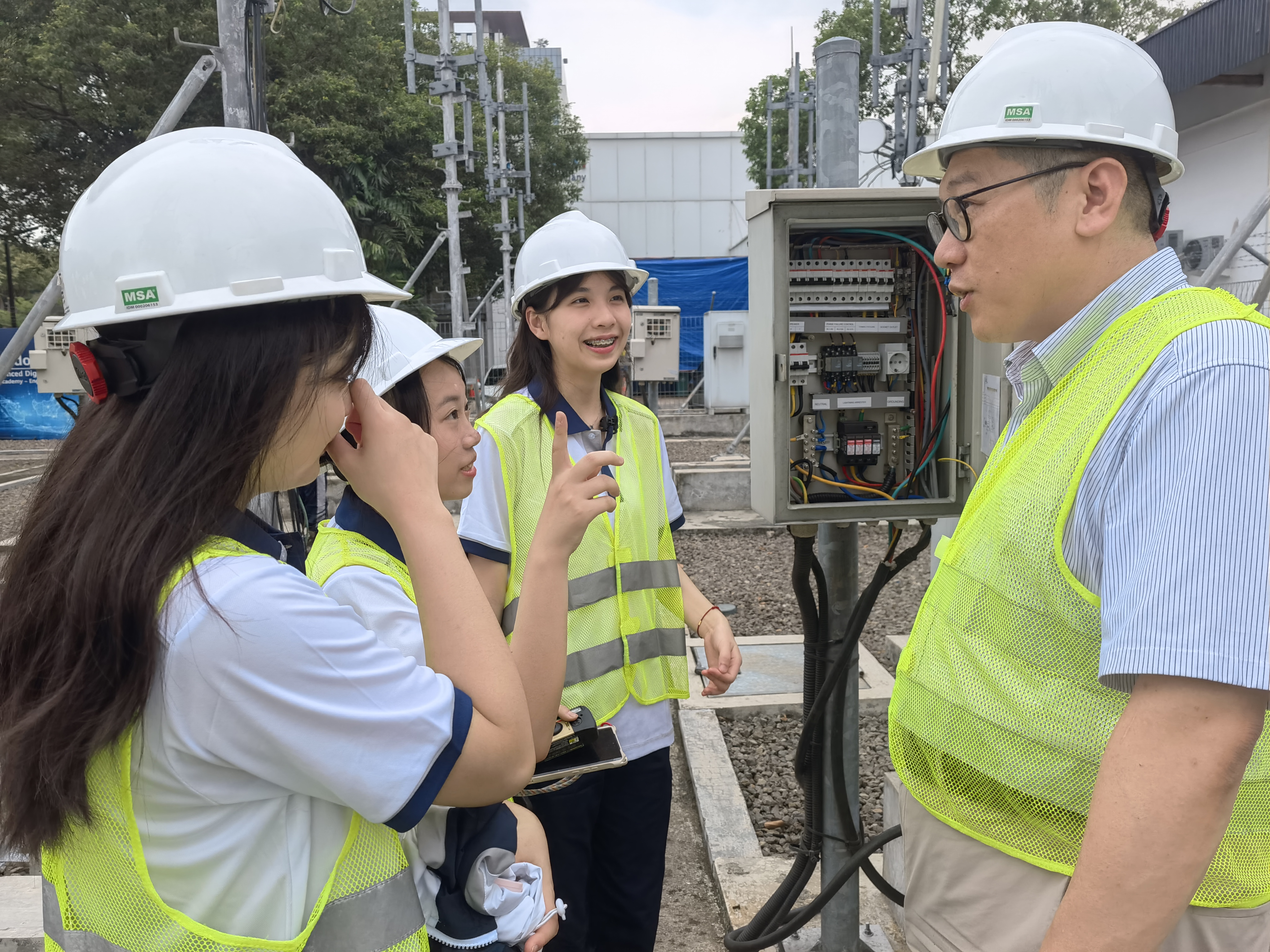 2 中國駐印尼使館甄旺達參贊在華為東盟工程學院與鏡平學生親切交流