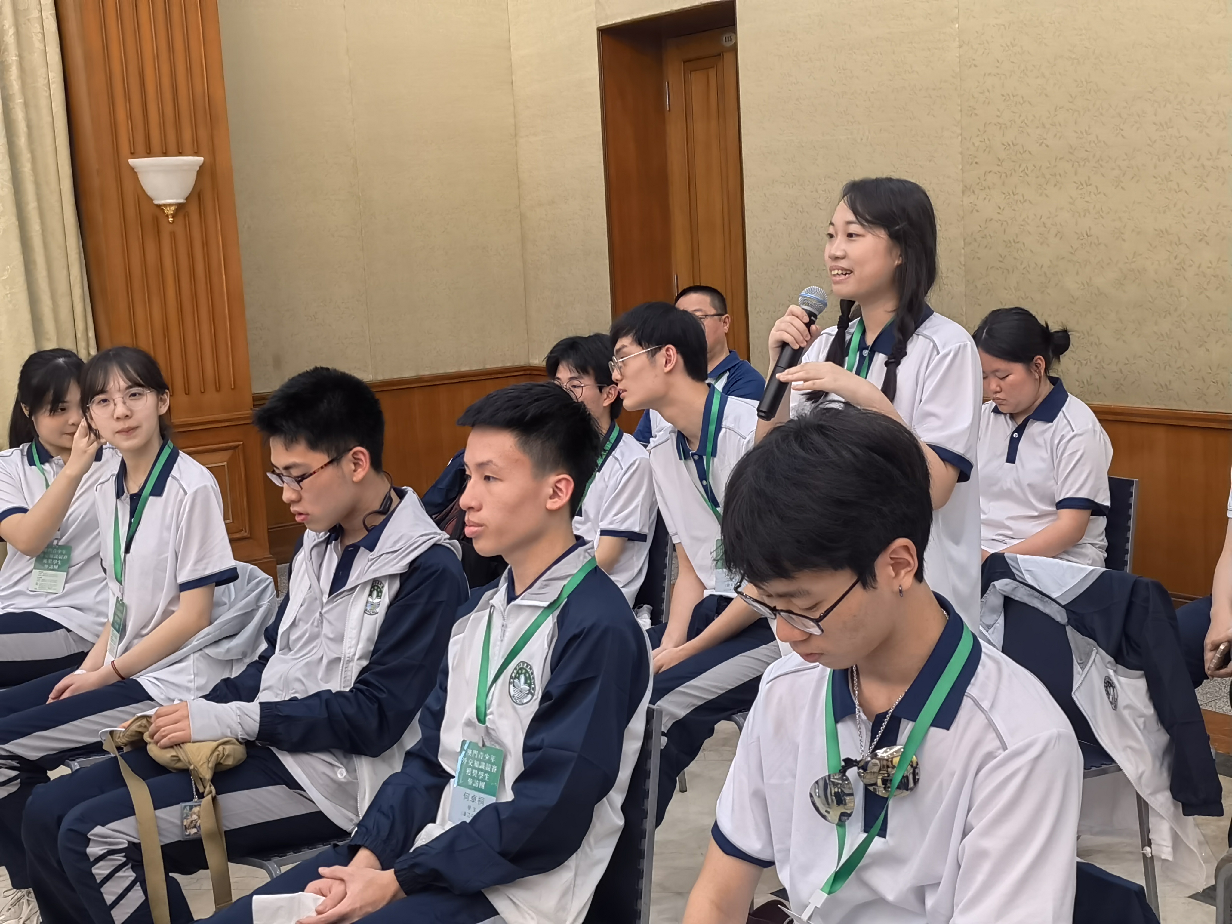 5 周睿琳同學向中國駐印尼使館外交官提問