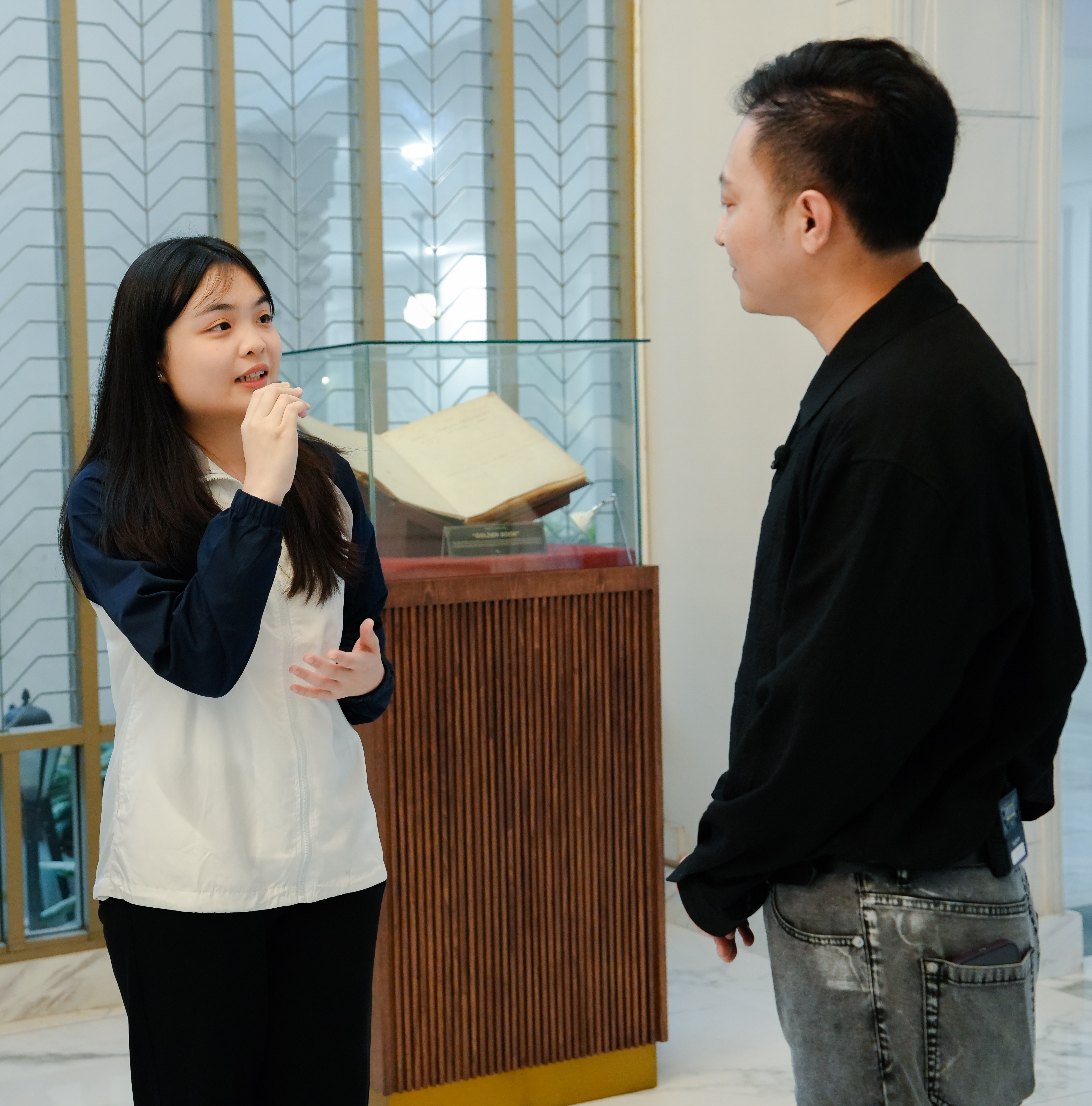 8 鄒咏彤同學接受傳媒採訪分享參訪收獲感想