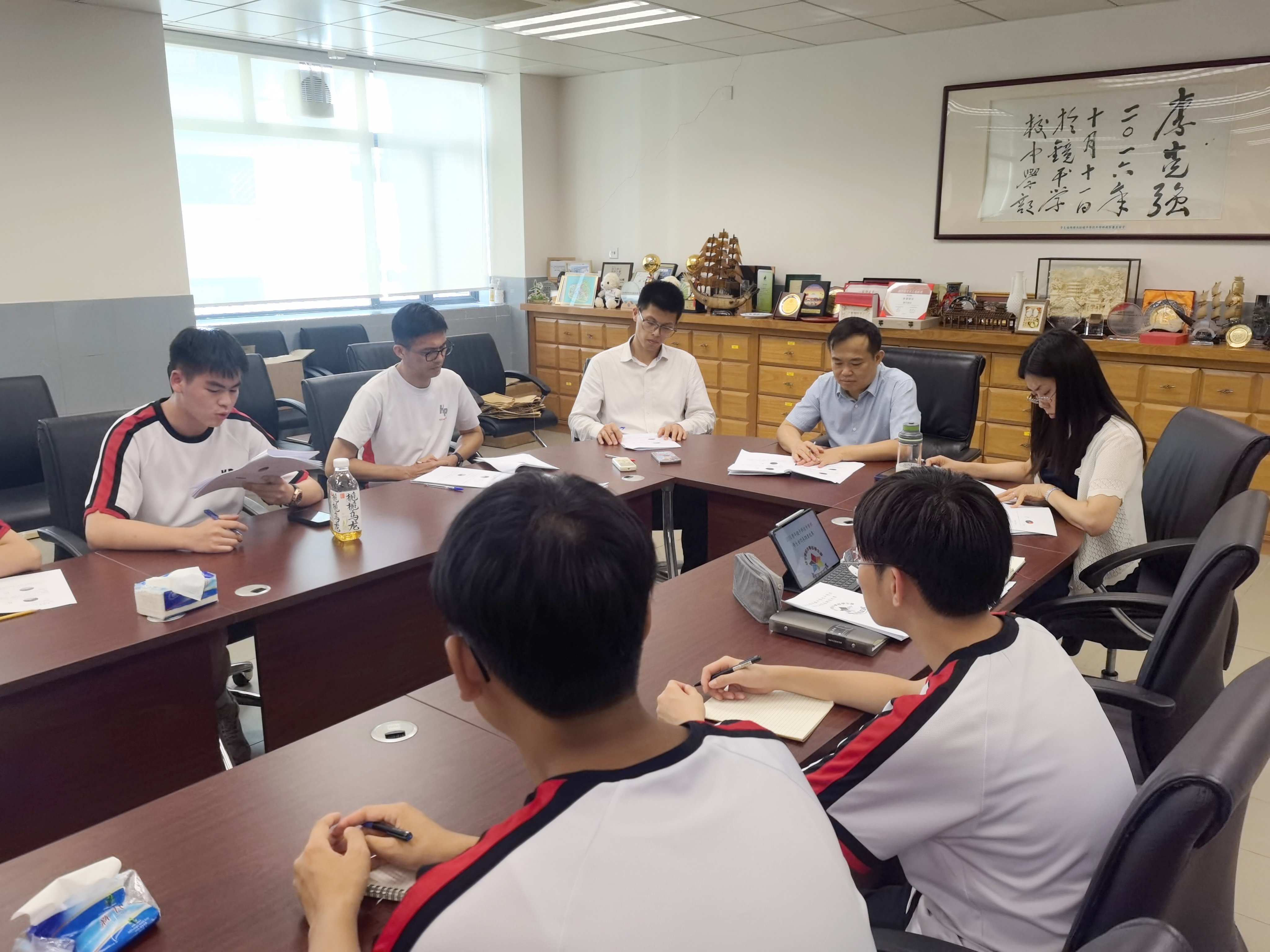 20250623 02 學生會主席吳鵬同學後排左一向學校行政匯報問卷調查結果