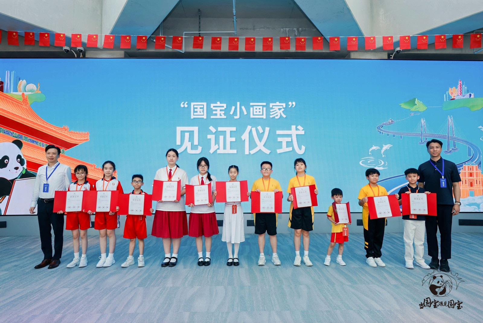 2025070501嘉賓梁怡安處長陳海峰處長頒授榮譽證書給同學們