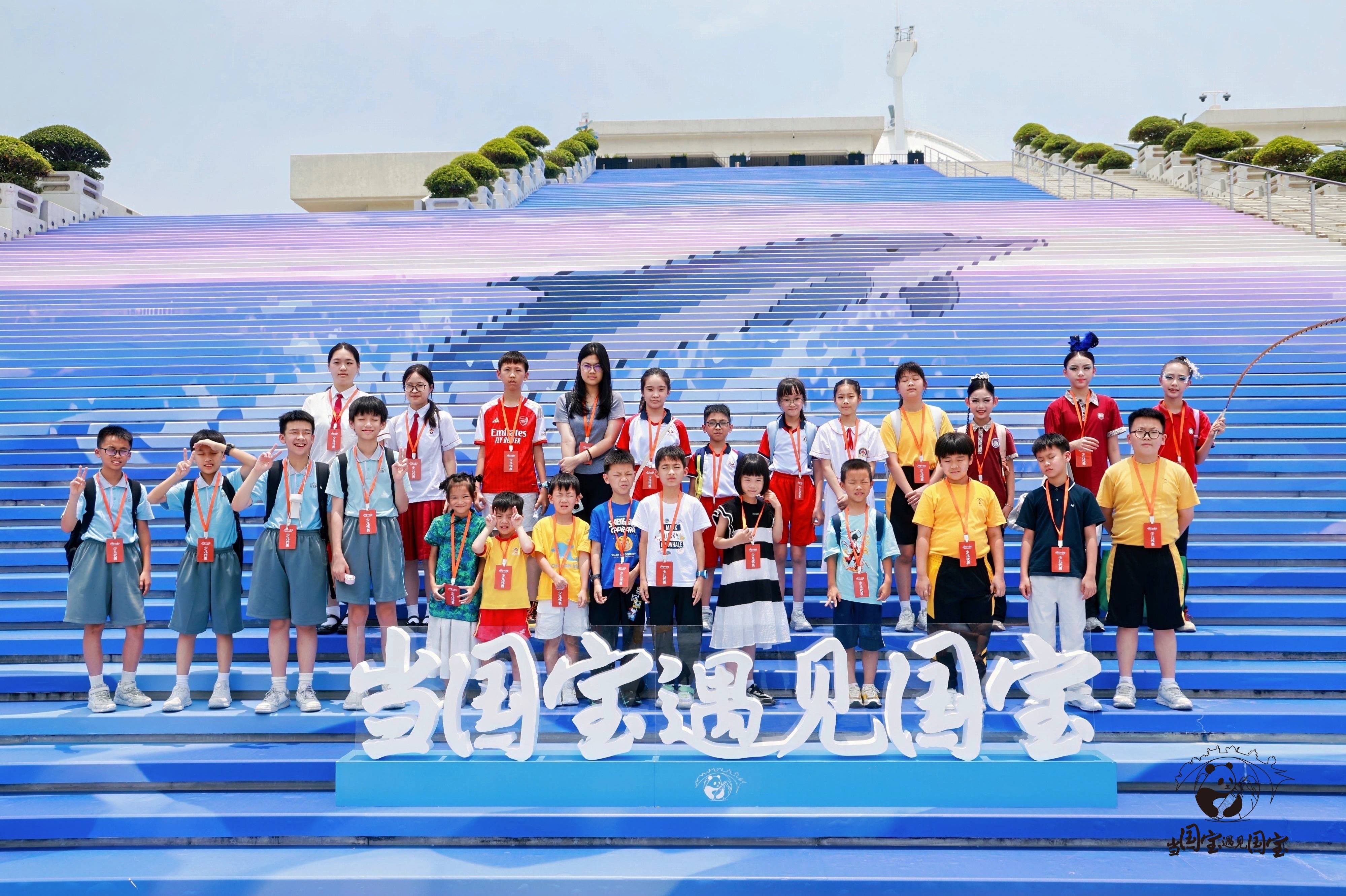 2025070507出席啟動儀式的港澳代表學生於港珠澳大橋藍海豚島合照留念