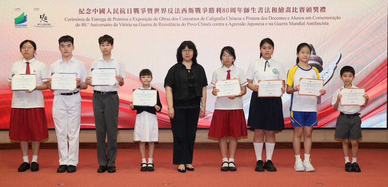 2025091104阮佩賢副局長與繪畫比賽獲得甲等獎及乙等獎的學生合照