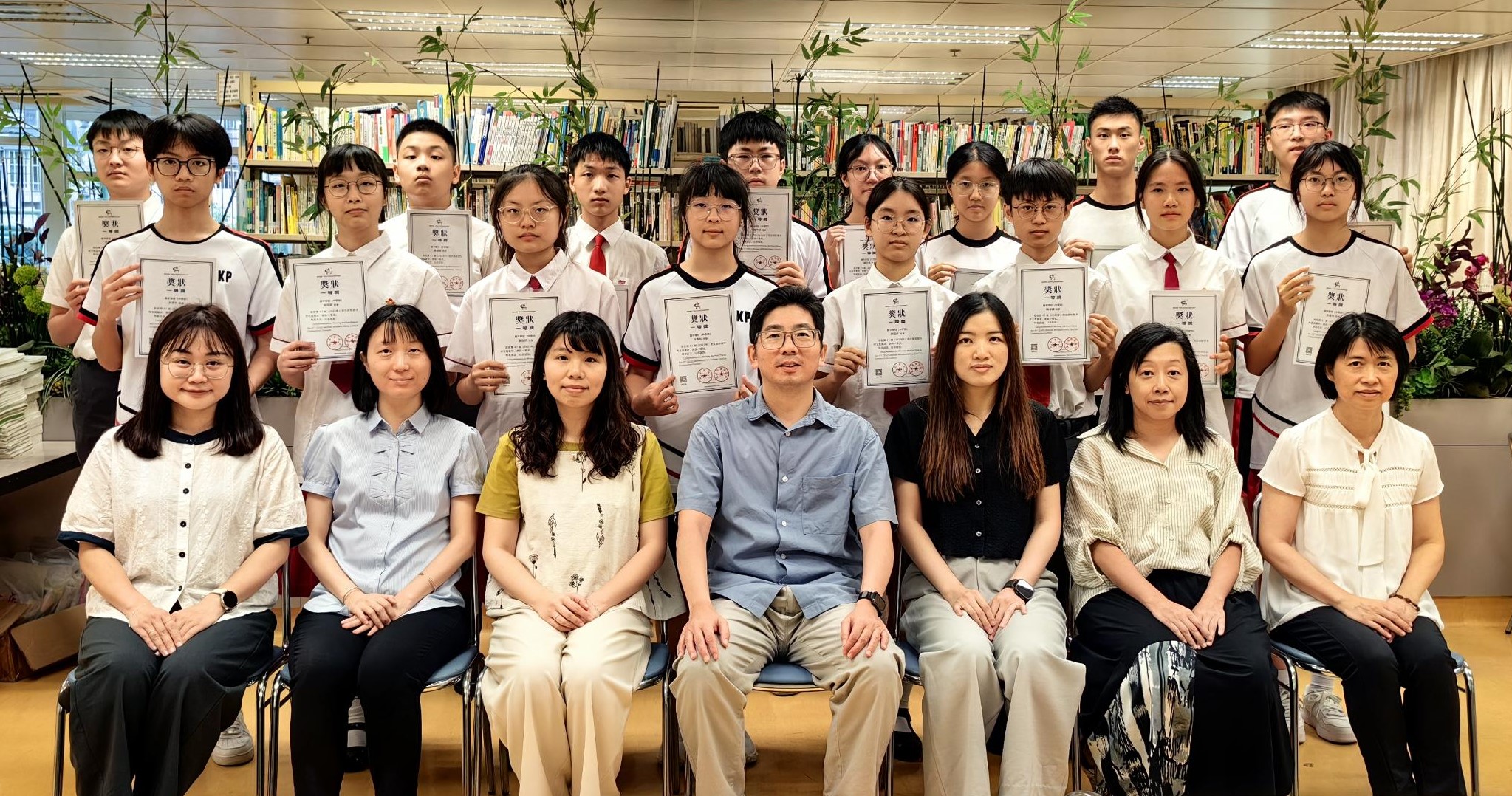 2025092903初中組一等奬同學與指導老師合照