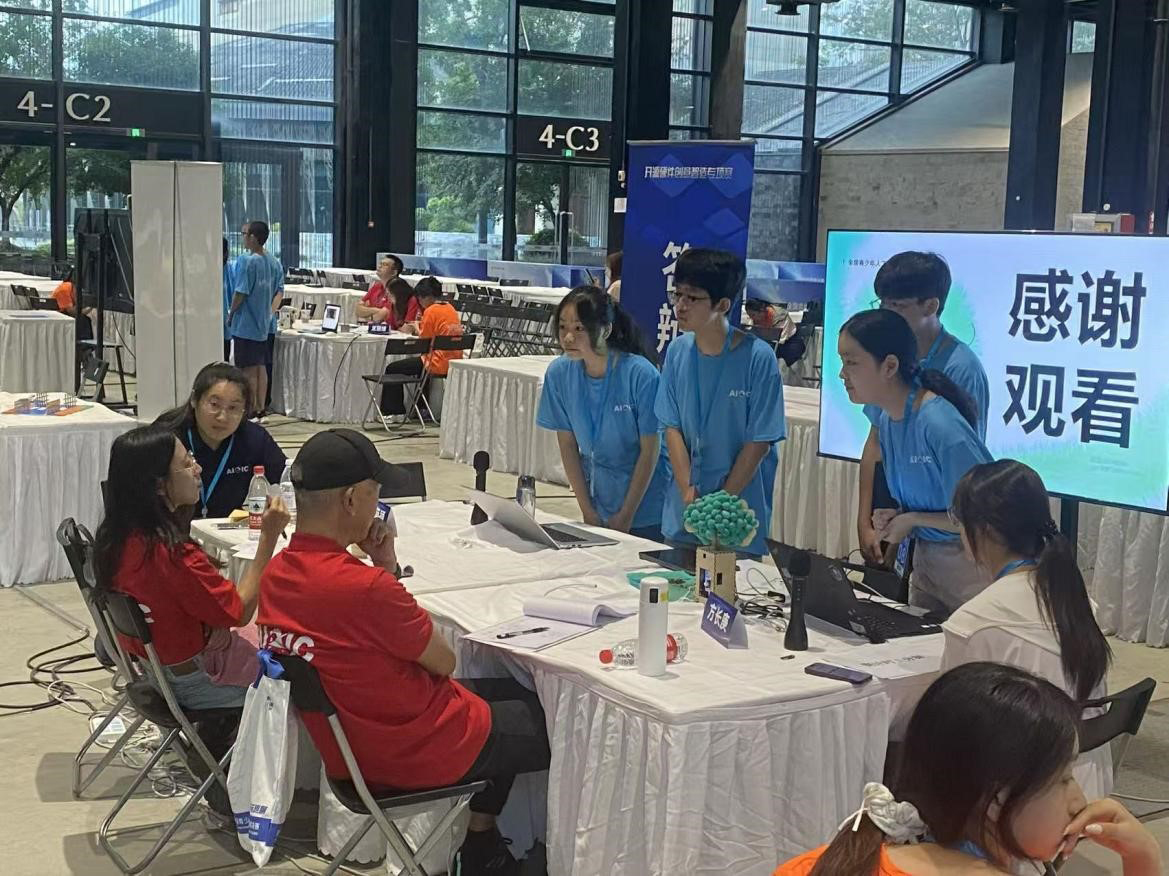 01葉啟竣右二與比賽隊友們的現場照片