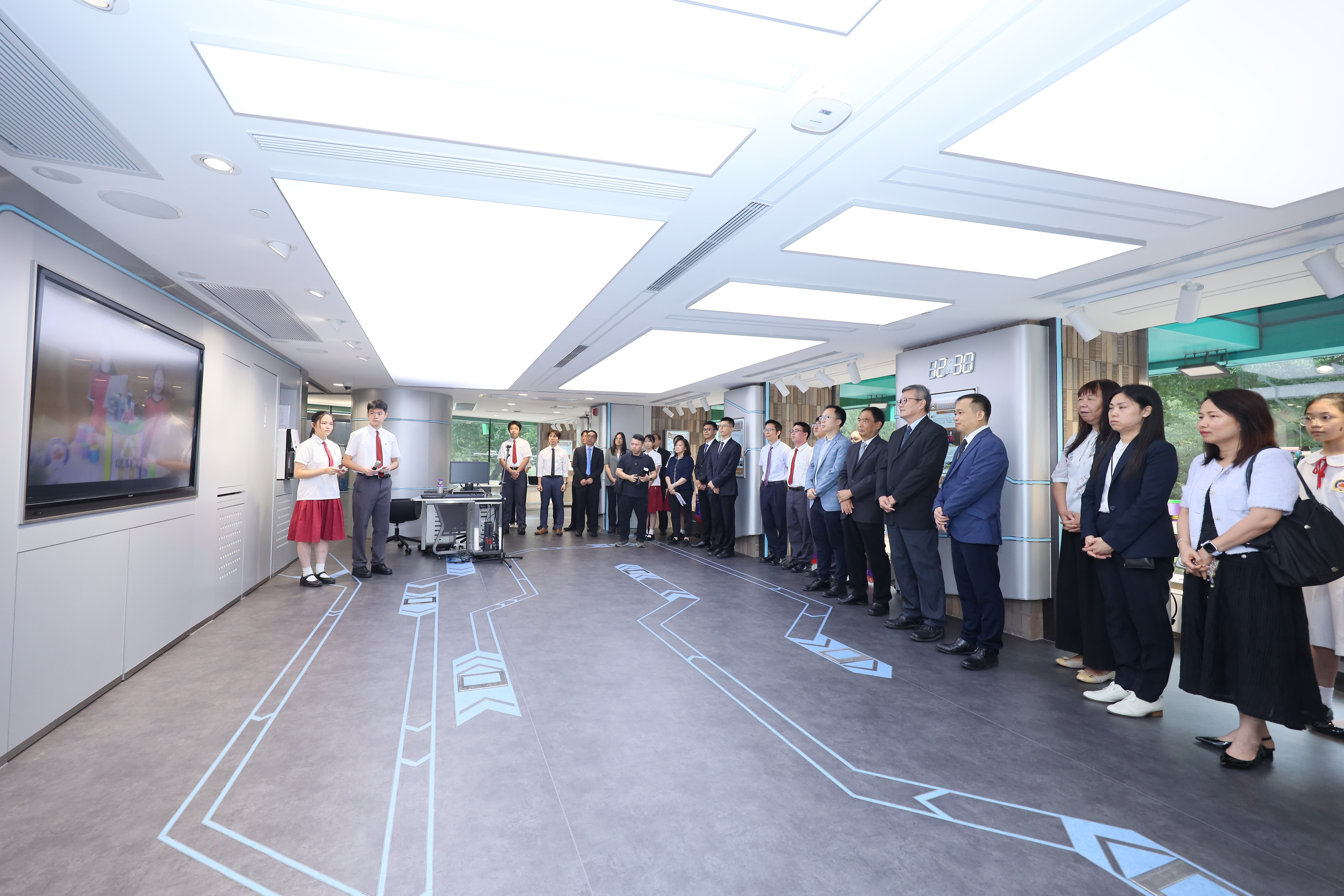 03嘉賓學校行政及全體師生觀賞介紹影片