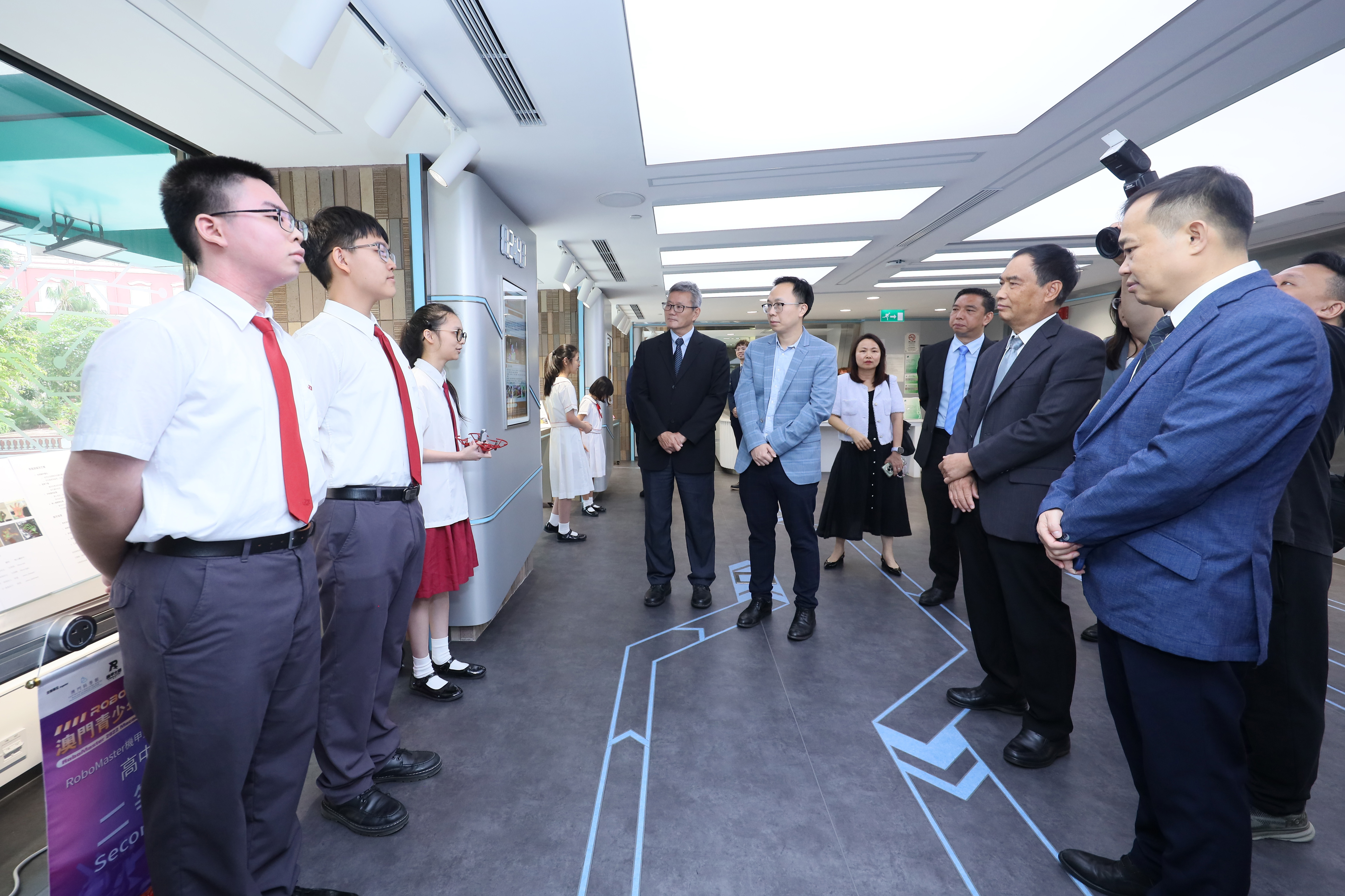 06嘉賓學校行政聆聽學生作品介紹2