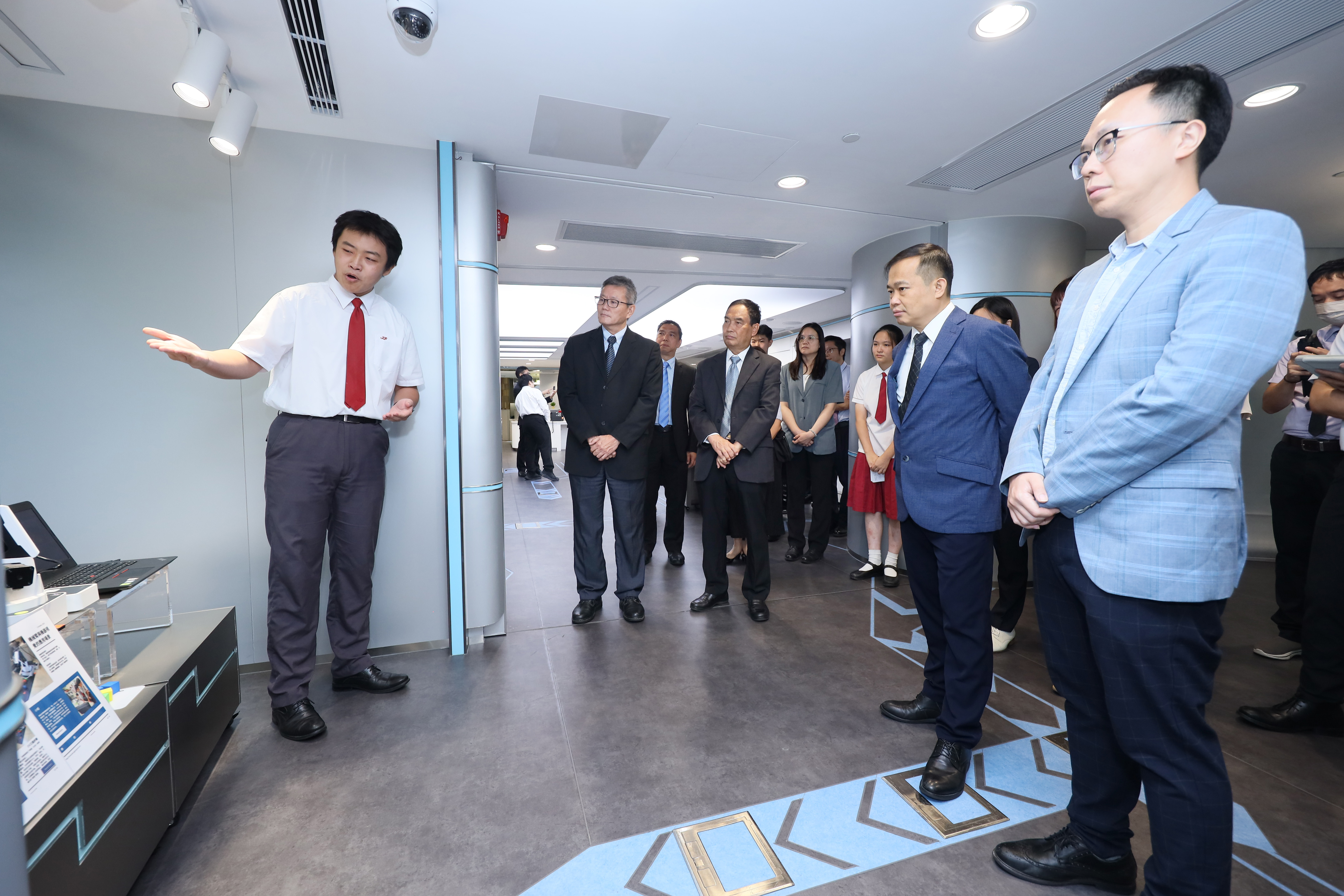 08嘉賓學校行政聆聽學生作品介紹4