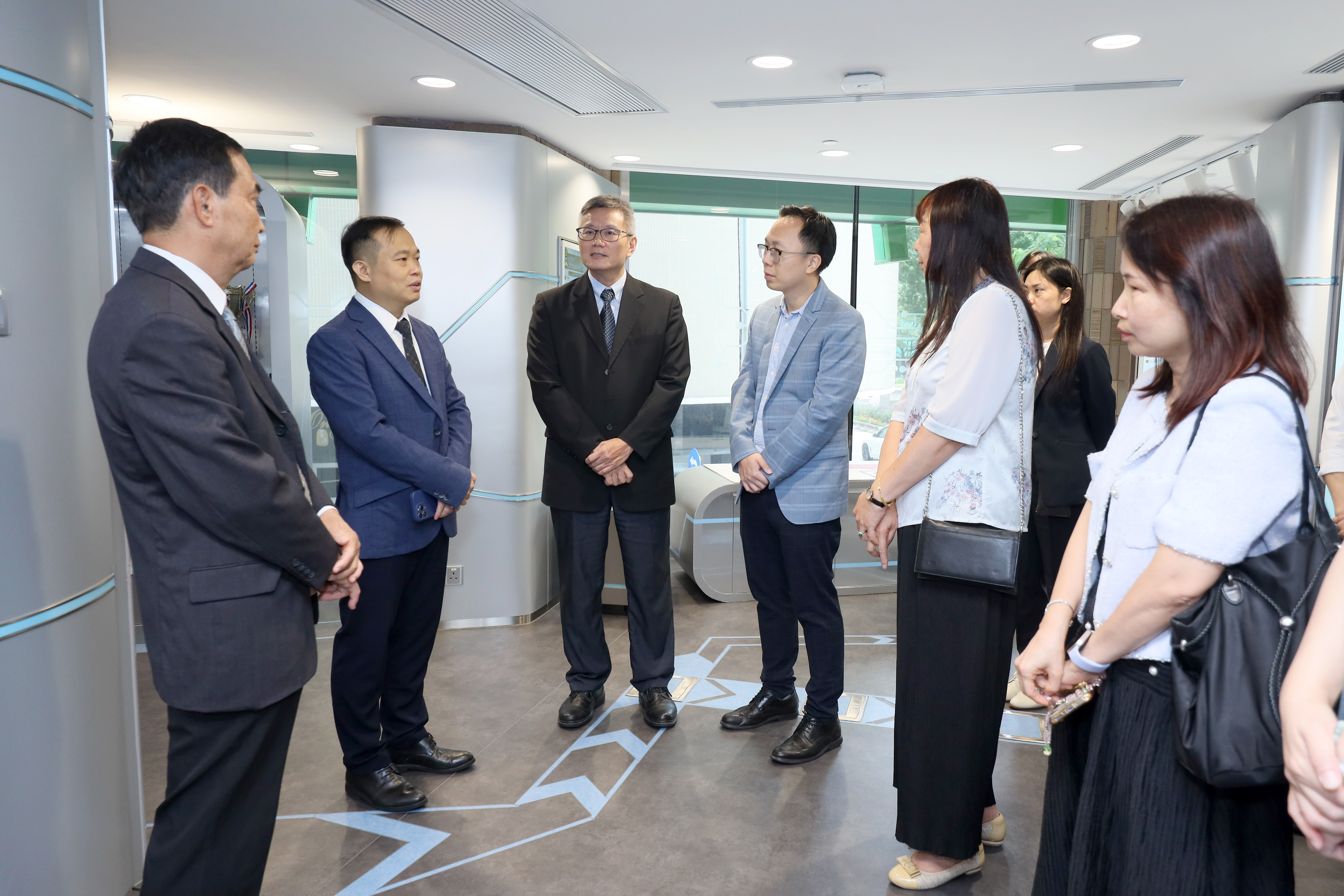 11嘉賓與學校行政交流