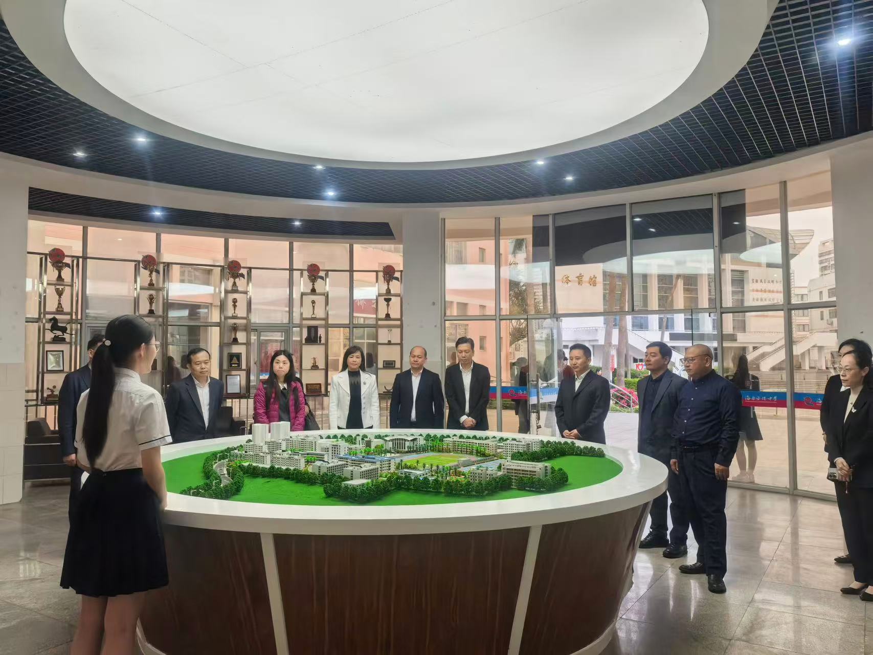 2025123106海南華僑中學學生代表介紹學校佈局及學生校園生活概況