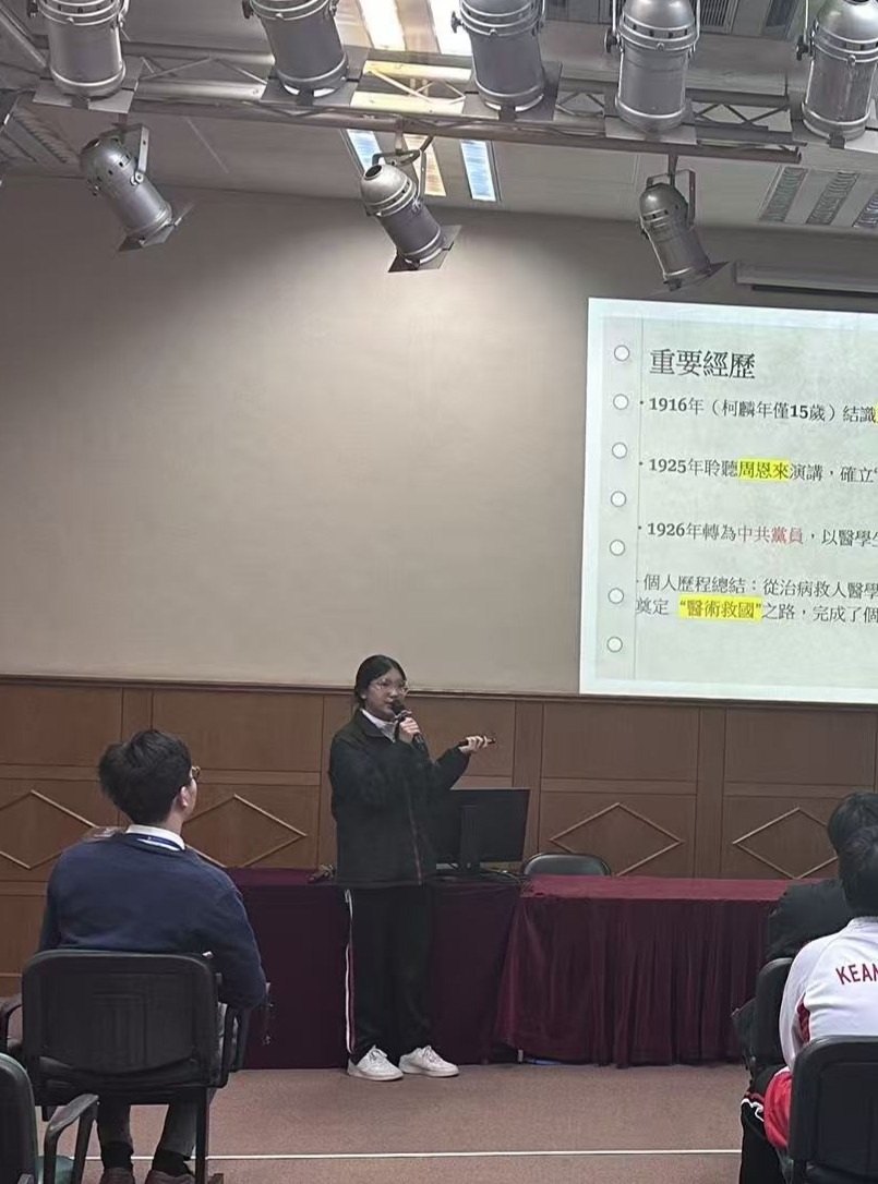 2025122916馮源同學作抗戰英雄人物分享