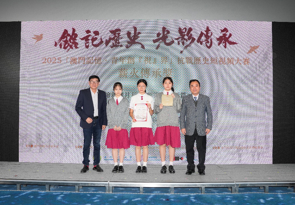 2026010804嘉賓與獲薪火傳承獎同學合照